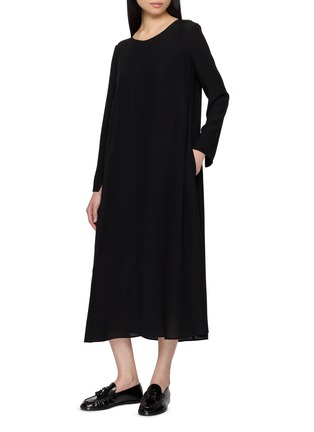 模特儿示范图 - 点击放大 - THE ROW - Cyra V-Neck Silk Dress