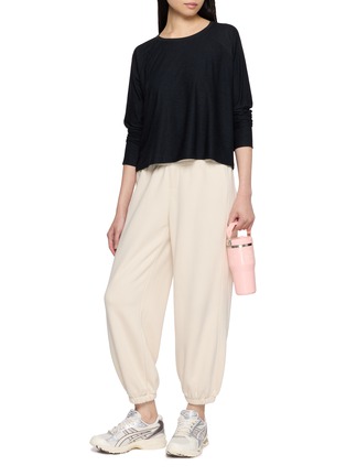模特儿示范图 - 点击放大 - BEYOND YOGA - Featherweight Daydreamer Raglan Sleeve Pullover