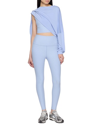 模特儿示范图 - 点击放大 - BEYOND YOGA - Studio Luxe Cropped T-shirt