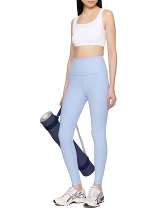 模特儿示范图 - 点击放大 - BEYOND YOGA - Seamless Moves Layered Bra Top