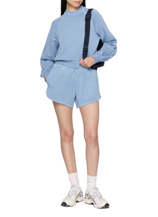 模特儿示范图 - 点击放大 - BEYOND YOGA - Fade Out Cotton Blend Short