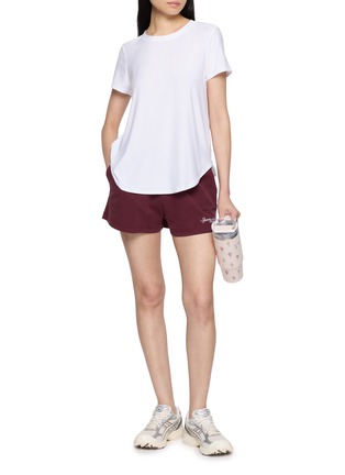 模特儿示范图 - 点击放大 - BEYOND YOGA - Featherweight On The Down Low T-Shirt
