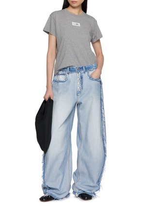 模特儿示范图 - 点击放大 - MM6 MAISON MARGIELA - LOGO 短袖 T 恤