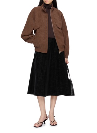 模特儿示范图 - 点击放大 - THE LOOM - Aura High Neck Suede Jacket