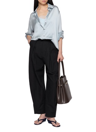模特儿示范图 - 点击放大 - R2W - Milo Pintuck Cotton Pants
