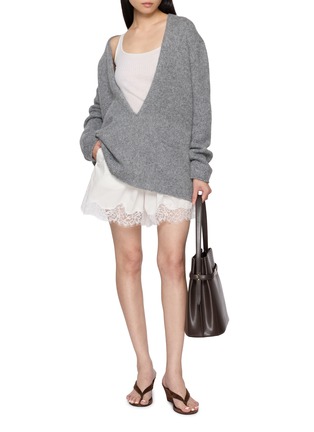 模特儿示范图 - 点击放大 - R2W - Otis Deep V-Neck Sweater