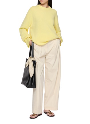 模特儿示范图 - 点击放大 - R2W - Rasmo Round Neck Wool Cashmere Knit Sweater