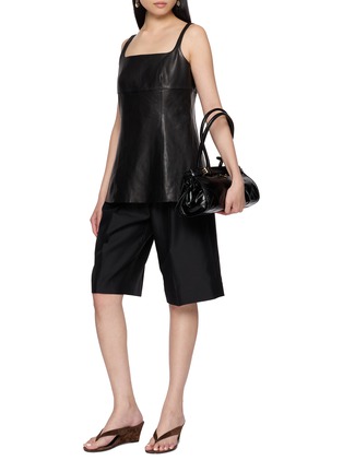 模特儿示范图 - 点击放大 - R2W - Blena Sleeveless Square Neck Lamb Leather Top