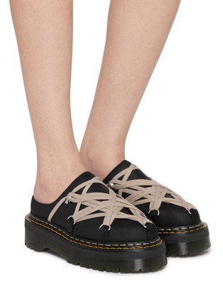 模特儿示范图 - 点击放大 - RICK OWENS - X DR. MARTENS MEGALACE 绕带穆勒皮鞋