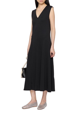 模特儿示范图 - 点击放大 - THEORY - Clinton Sleeveless V-Neck Knit Midi Dress