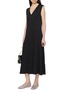 模特儿示范图 - 点击放大 - THEORY - Clinton Sleeveless V-Neck Knit Midi Dress