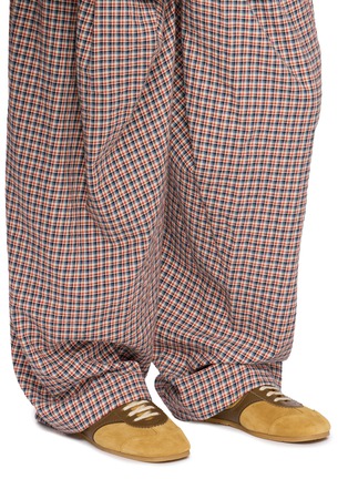模特儿示范图 - 点击放大 - DRIES VAN NOTEN - Slim Suede Leather Men's Sneakers