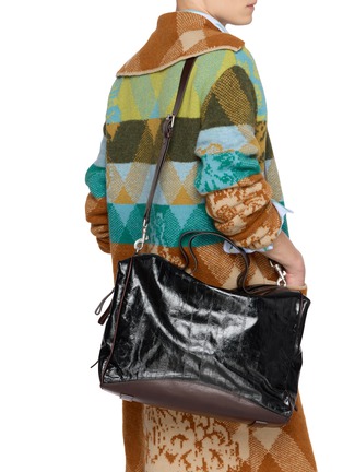 模特儿示范图 - 点击放大 - DRIES VAN NOTEN - Large Weekend Leather Bag