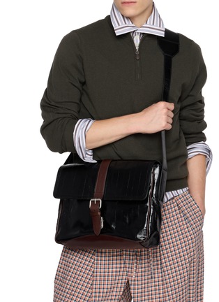 模特儿示范图 - 点击放大 - DRIES VAN NOTEN - Small Leather Messenger Bag
