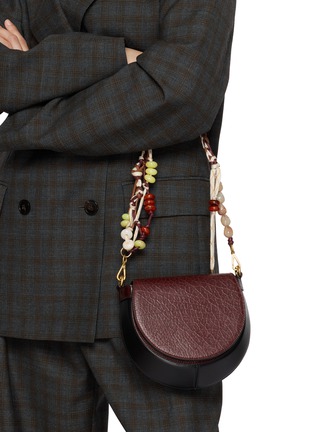 模特儿示范图 - 点击放大 - DRIES VAN NOTEN - Small Leather Crossbody Flap Bag