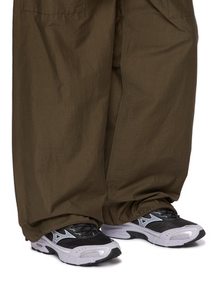 模特儿示范图 - 点击放大 - MIZUNO - MXR Glitch Lace Up Men's Sneakers