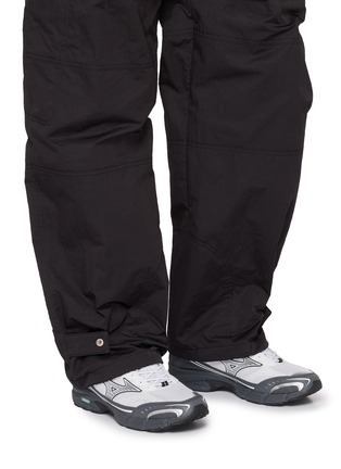 模特儿示范图 - 点击放大 - MIZUNO - MXR Glitch Lace Up Men's Sneakers