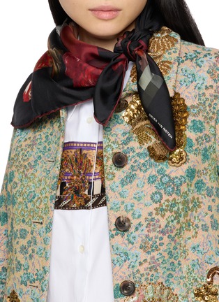 模特儿示范图 - 点击放大 - DRIES VAN NOTEN - 马赛克印花围巾