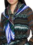 模特儿示范图 - 点击放大 - DRIES VAN NOTEN - 格纹印花围巾