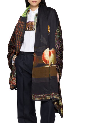 模特儿示范图 - 点击放大 - DRIES VAN NOTEN - Large Twin Still Life Print Pareos Scarf