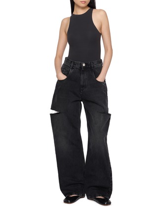 模特儿示范图 - 点击放大 - MAISON MARGIELA - Cut Out Wide Leg Dark Wash Jeans