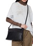 模特儿示范图 - 点击放大 - MAISON MARGIELA - SAC Soft Leather Pouch Bag