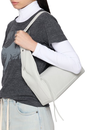 模特儿示范图 - 点击放大 - MAISON MARGIELA - Medium East West Leather Box Bag
