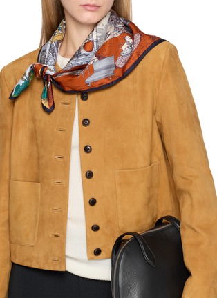 模特儿示范图 - 点击放大 - INOUI EDITIONS - Quatre Saisons Silk Square Scarf – Autumn