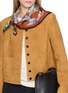 模特儿示范图 - 点击放大 - INOUI EDITIONS - Quatre Saisons Silk Square Scarf – Autumn