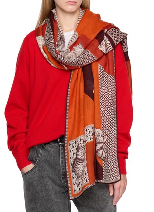 模特儿示范图 - 点击放大 - INOUI EDITIONS - Les Cheris Wool Scarf