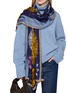 模特儿示范图 - 点击放大 - INOUI EDITIONS - Gustav Wool Scarf