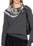 模特儿示范图 - 点击放大 - INOUI EDITIONS - Chance Inoui Silk Square Scarf