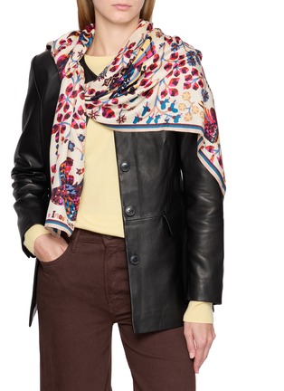 模特儿示范图 - 点击放大 - INOUI EDITIONS - x René Perrot Square Scarf