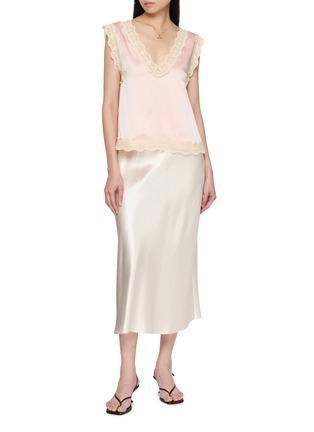 模特儿示范图 - 点击放大 - HANAA STUDIO - Satin Lace Trim Silk Top