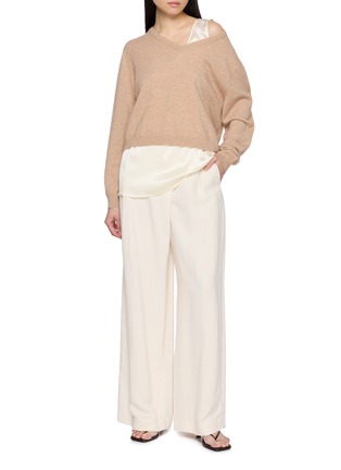 模特儿示范图 - 点击放大 - HANAA STUDIO - V-Neck Relaxed Wool Cashmere Knit Sweater