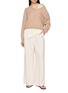 模特儿示范图 - 点击放大 - HANAA STUDIO - V-Neck Relaxed Wool Cashmere Knit Sweater