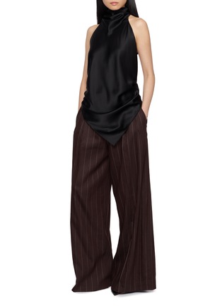 模特儿示范图 - 点击放大 - HELMUT LANG - High Neck Scarf Top