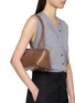 模特儿示范图 - 点击放大 - MM6 MAISON MARGIELA - Medium Bauletto Leather Shoulder Bag