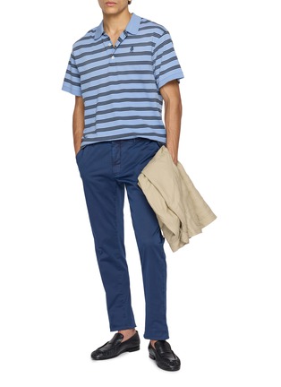 模特儿示范图 - 点击放大 - INCOTEX - Slim Fit Garment Dyed Stretch Cotton Gabardine Pants