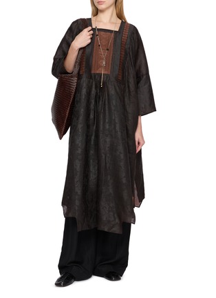 模特儿示范图 - 点击放大 - KATLIAX - Embroidered Panel Silk Organza Top