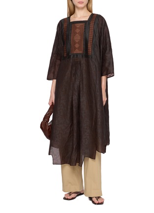 模特儿示范图 - 点击放大 - KATLIAX - Embroidered Panel Silk Organza Top