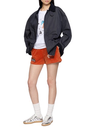 模特儿示范图 - 点击放大 - HALFWAY NATIVE - Terrier Velour Shorts