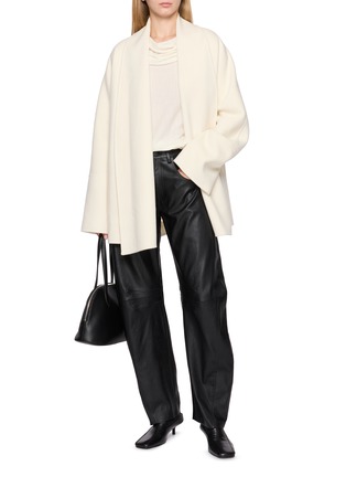 模特儿示范图 - 点击放大 - R2W - Marena Shawl Collar Wool Cashmere Handmade Coat