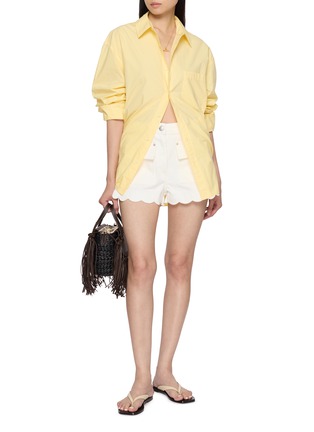 模特儿示范图 - 点击放大 - FARM RIO - Scalloped Edge Denim Shorts