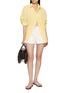 模特儿示范图 - 点击放大 - FARM RIO - Scalloped Edge Denim Shorts