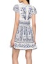 背面 - 点击放大 - FARM RIO - V-Neck Floral Mini Dress