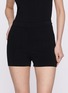 模特儿示范图 - 点击放大 - SKIMS - REFINED KNIT 针织短裤
