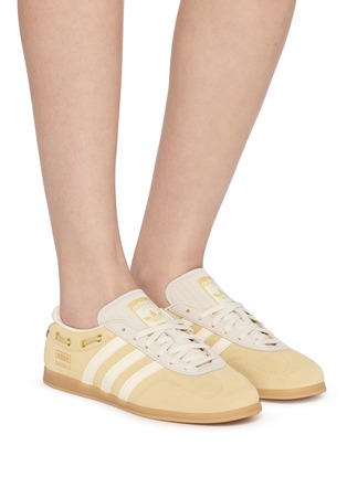 模特儿示范图 - 点击放大 - ADIDAS - Gazelle Lo Pro Unisex Sneakers