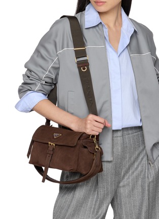 模特儿示范图 - 点击放大 - PRADA - Medium Explore Suede Bag