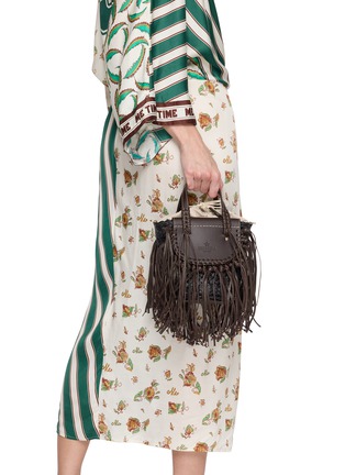 正面 -点击放大 - CUBA LAB - Habanera Fringes Ebony Leather Raffia Bucket Bag